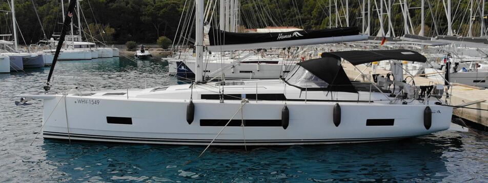 Seitenansicht der Segelyacht Hanse 460 „WILSON“ mit Bimini am Liegeplatz in Punat – Yachtcharter Kroatien