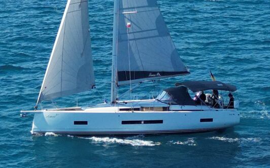 Seitenansicht der Segelyacht Hanse 460 „Antares“ unter Genua und Großsegel mit Bimini – Yachtcharter Mallorca