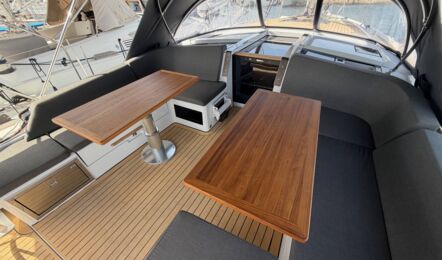 Cockpit der Hanse 460 „Antares“ mit zwei absenkbaren Cockpittischen für großzügige Liegeflächen – Yachtcharter Mallorca