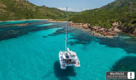 Heckansicht einer Lagoon 38 vor Anker in einer mediterranen Bucht mit türkisem Wasser (Werftbild) – Yachtcharter Mallorca