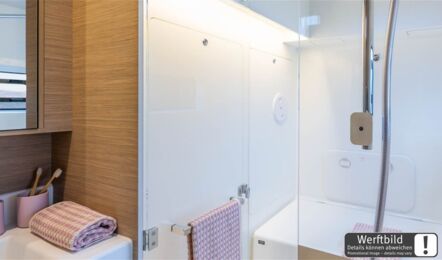 Nasszelle auf der Backbordseite der 3-Kabinen-Version einer Lagoon 38 mit WC, Spüle und separatem Duschbereich (Werftbild) – Yachtcharter Mallorca