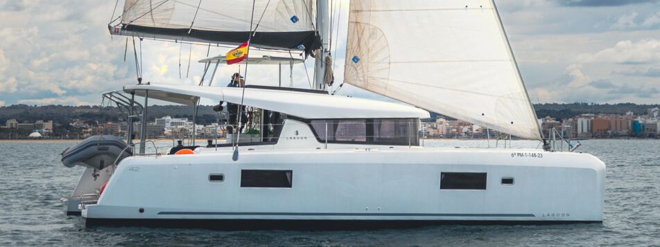 Seitenansicht des Katamarans Lagoon 42 „Sunshine“ unter vollen Segeln vor Palma de Mallorca – Yachtcharter Mallorca