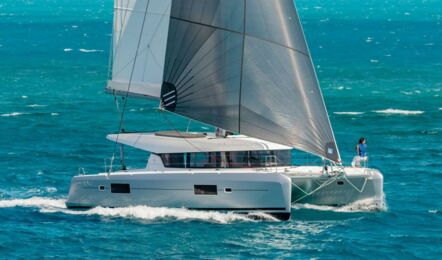 Steuerbord Aussenaufnahme eines Katamarans Lagoon 42 auf Mallorca in Can Pastilla