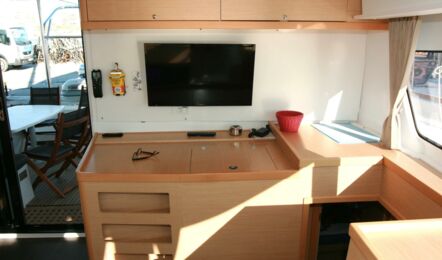 Fernseher im Salon eines Katamarans Lagoon 42 auf Mallorca in Can Pastilla