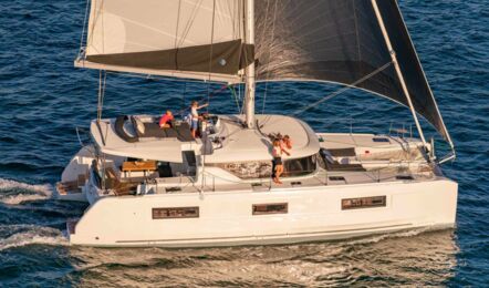 Steuerbord Aussenaufnahme unter Segeln eines Katamarans lagoon 46 auf Mallorca in Can Pastilla