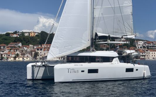 Backbord Bugaufnahme unter Segeln des Katamaran Lagoon 42.3 Titus in Rogoznica in Kroatien