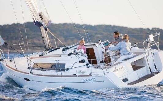 Backbord Aussenaufnahme einer Oceanis 31 in Heiligenhafen