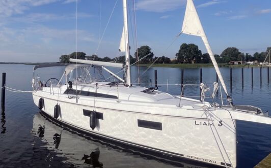 Steuerbord Bug Aussenaufnahme der Oceanis 34.1.2 "Liam" in Barth