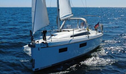 Frontale Bugansicht der Segelyacht Oceanis 34.1 „Fiete“ mit gehissten Segeln auf offener See vor Heiligenhafen – Yachtcharter Ostsee