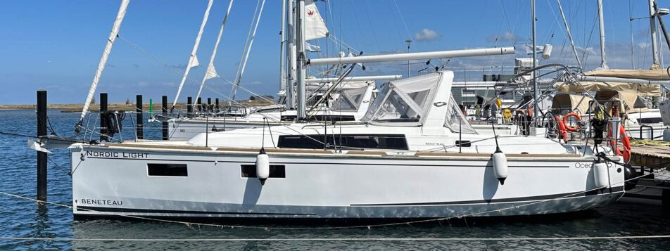 Backbord-Seitenansicht der Segelyacht Oceanis 35.1.2 „Nordic Light“ am Steg in Heiligenhafen – Yachtcharter Ostsee