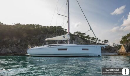 Eine Oceanis 37.1 vor Anker in einer geschützten Bucht (Werftbild) – Yachtcharter Ostsee