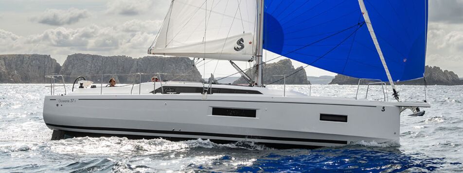 Eine Beneteau Oceanis 37.1 segelt unter blauem Gennaker auf See – Yachtcharter Ostsee (Werftbild)