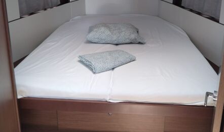Bugkabine der Segelyacht Oceanis 38.1 „Diana“ mit Doppelbett und Decksluke – Yachtcharter Kroatien