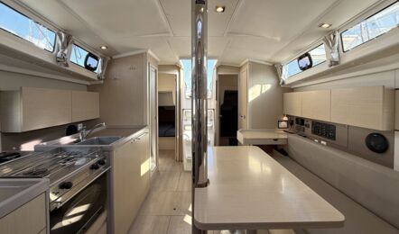 Heller Salon der Segelyacht Oceanis 38.1 „Nature“ mit hellem Holzausbau, offener Pantry und Blick nach achtern – Yachtcharter Ostsee
