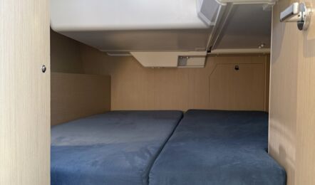 Achterkabine auf der Steuerbordseite der Segelyacht Oceanis 38.1 „Nature“ mit hellem Holzausbau – Yachtcharter Ostsee