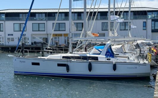 Steuerbord Aussenaufnahme der Oceanis 38 "Ulysses" in Heiligenhafen