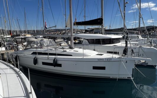 Steuerbord Aussenaufnahme der Oceanis 40.1 „Kiki“ in Rogoznica in Kroatien