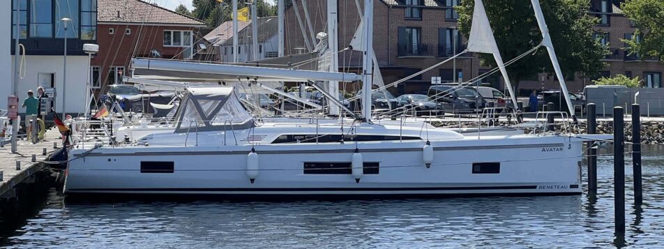 Seitenansicht der Segelyacht Oceanis 46.1 „Avatar“ am Steg im Hafen Heiligenhafen – Yachtcharter Ostsee