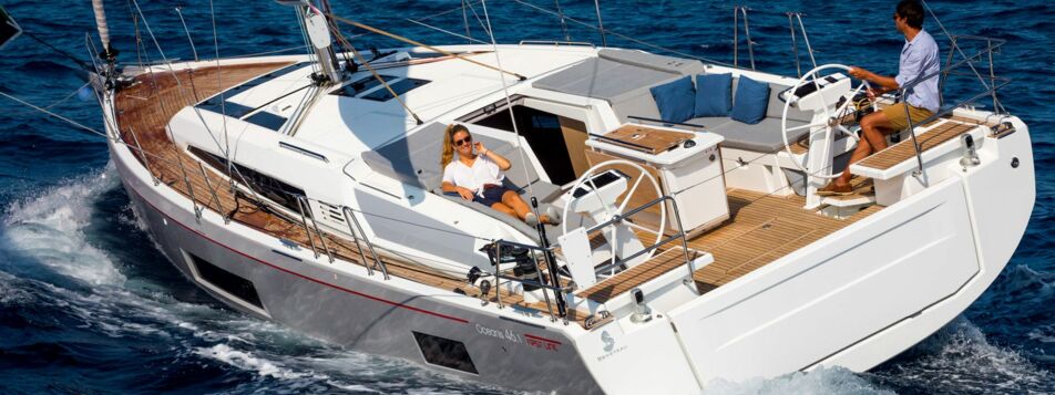 Backbordaufnahme bei Fahrt in Schräglage einer Oceanis 46.1 in Flensburg