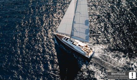 Blick aus der Vogelperspektive auf das Deck einer Oceanis 47 unter Segeln mit blauem Rumpf (Werftbild) – Yachtcharter Ostsee