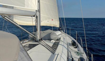 Blick über das Deck der Segelyacht Oceanis 51.1.3 „Marny“ zum Horizont während der Fahrt unter Segeln auf offenem Meer – Yachtcharter Kroatien