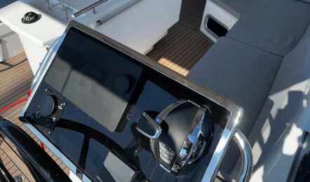 Blick ins Cockpit der Segelyacht Oceanis 51.1.3 „Marny“ mit Teakboden, Steuerstand auf der Steuerbordseite und großzügigen Sitzpolstern – Yachtcharter Kroatien