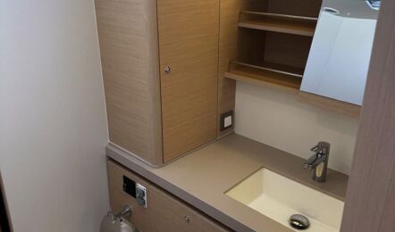 Helles Badezimmer im Vorschiff auf der Backbordseite der Segelyacht Oceanis 51.1.3 „Marny“ mit WC und Spüle – Yachtcharter Kroatien