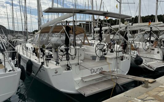 Backbord Heck Aussenaufnahme der Oceanis 51.1 „Dune“ in Rogoznica in Kroatien