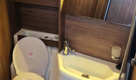 Badezimmer im Bug auf der Steuerbordseite der Segelyacht Oceanis 52 „Orange“ mit Toilette, Dusche, Waschbecken und Spiegel - Yachtcharter Kroatien