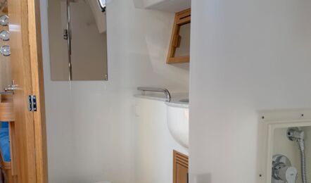 Nasszelle der Segelyacht Saare 38.2 „St. Kitts“ mit WC, Spiegel und separater Dusche – Yachtcharter Ostsee