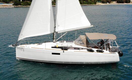 Seitenansicht der Segelyacht Sun Odyssey 349.2 „Marie“ unter vollen Segeln mit Bimini vor Pula – Yachtcharter Kroatien