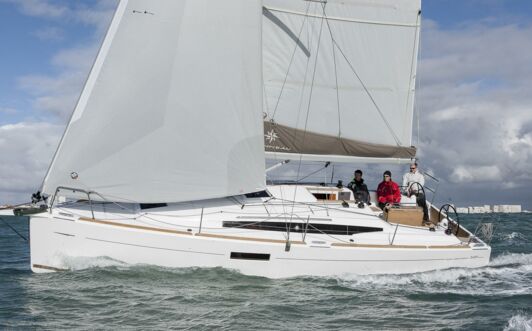 Backbordansicht einer Sun Odyssey 349.2 in Heiligenhafen