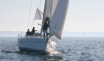 Bug Aussenaufnahme der Sun Odyssey 40 "Moulin Rouge" in Barth