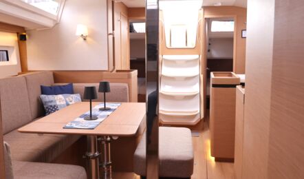 Blick von der Bugkabine in den Salon der Segelyacht Sun Odyssey 440 „Cassiopeia“ mit hellen Sitzpolstern und heller Holzoptik – Yachtcharter Ostsee