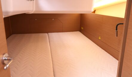 Blick in die Achterkabine auf der Backbordseite der Segelyacht Sun Odyssey 440 „Cassiopeia“ mit hellen Matratzen und geräumiger Doppelkoje – Yachtcharter Ostsee