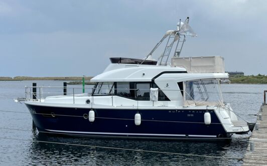 Backbord Aussenaufnahme der Beneteau Swift Trawler 35 "Bodhi" in Heiligenhafen