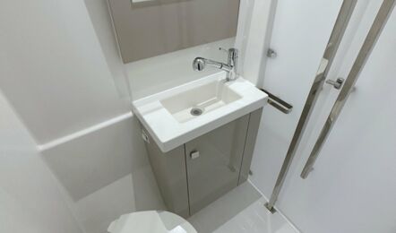 Nasszelle Achtern Backbord Innenaufnahme des Schwesterkatamarans Astrea 42 "Calypso" in Rogoznica in Kroatien