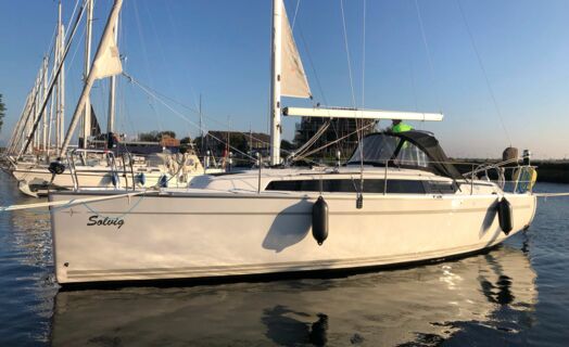 Backbord Aussenaufnahme der Bavaria cruiser 34.2 „Solvig“ in Heiligenhafen