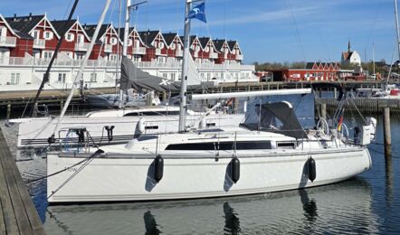 Backbordansicht der Segelyacht Bavaria cruiser 34.2 „Flow“ am Steg in Bagenkop in Dänemark – Charter Ostsee