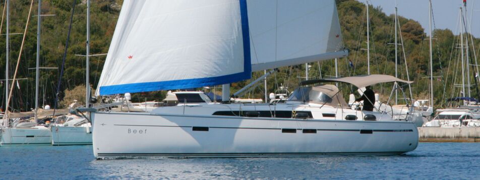 Seitenansicht der Segelyacht Bavaria cruiser 46 „Beef“ unter vollen Segeln vor der Marina von Pula – Yachtcharter Kroatien