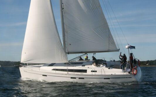 Backbord Aussenansicht unter Segeln in Schräglage der Bavaria Cruiser 46 „Momo“ in Heiligenhafen