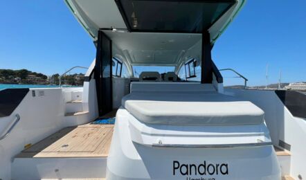 Heck Aussenaufnahme der Beneteau GT 45 Pandora in Can Pastilla auf Mallorca