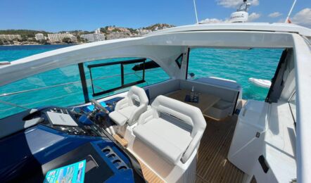 Cockpit Steuerstand Aussenaufnahme der Beneteau GT 45 Pandora in Can Pastilla auf Mallorca