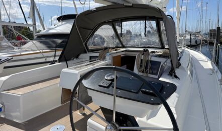 Steuerbord-Steuerstand der Segelyacht Dufour 37 „Chiquitita“ mit Kartenplotter am Steg in Heiligenhafen – Yachtcharter Ostsee
