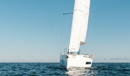 Bugansicht der Segelyacht Dufour 37 „Chiquitita“ während der Fahrt unter Segeln – Yachtcharter Ostsee