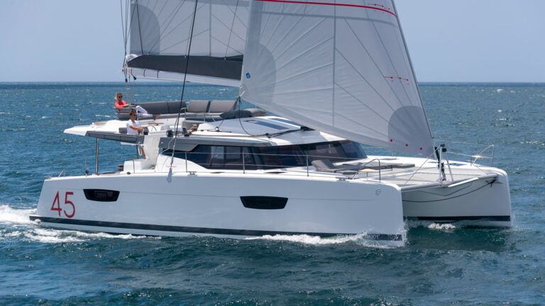 Steuerbord Aussenaufnahme eines Elba 45 Katamarans von Fountaine Pajot Steuerbord Aussenaufnahme eines Elba 45 Katamarans von Fountaine Pajot