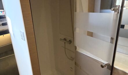 Großzügige Duschkabine auf der Backbordseite der Segelyacht FP44 „Hi iaka“ – Yachtcharter Mallorca