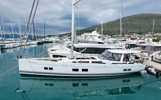 Backbord Aussenaufnahme der Hanse 588 "JOANNA" in Rogoznica in Kroatien