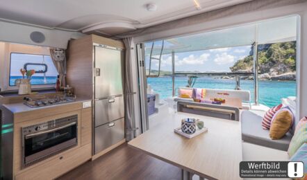 Heller Salon einer Lagoon 38 mit hellem Holzausbau, offener Pantry, großem Kühlschrank und Blick nach achtern (Werftbild) – Yachtcharter Mallorca