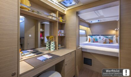 Flur auf der Backbordseite einer Lagoon 38 in der 3-Kabinen-Version mit Blick zur Bugkabine (Werftbild) – Yachtcharter Mallorca